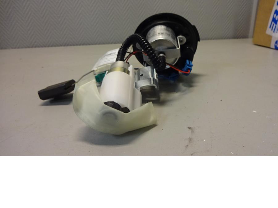 Snett uppifrån på Bensinpump insprut från en BMW F 800 GT -2015 motorcykel.