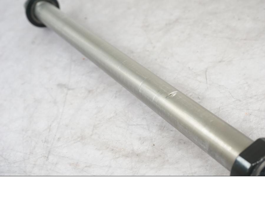 Snett uppifrån på Axel från en KTM 1290 Super Adventure S -2022 motorcykel.