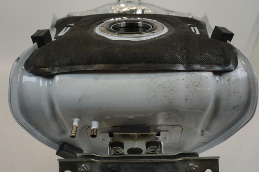 Extrabild6 på Bensintank från en Suzuki GSX 1300 R -2017 motorcykel.