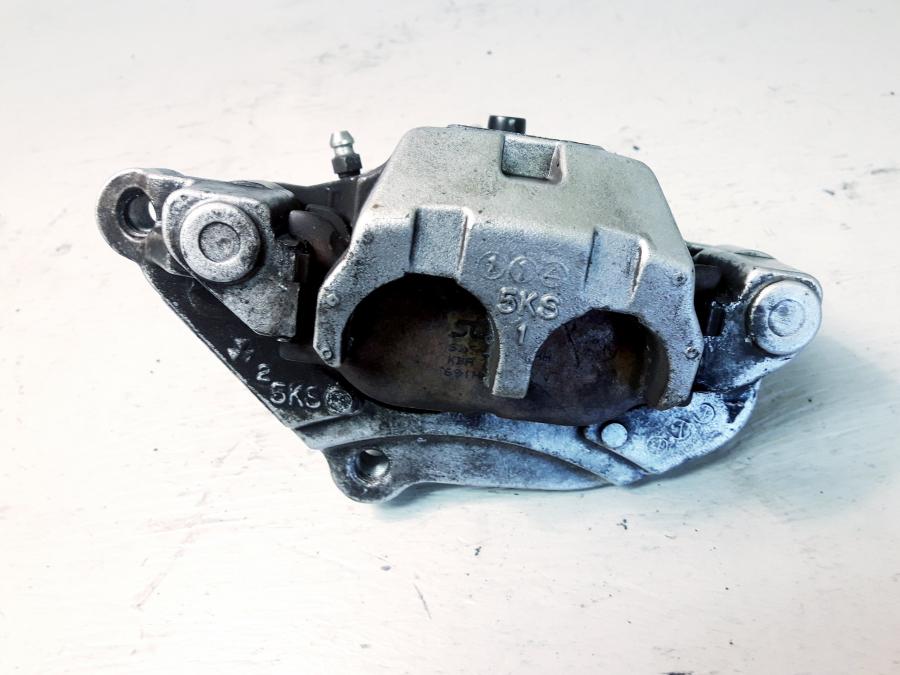 Baksidan på Bromsok från en Yamaha XVS 1100 -2001 motorcykel.