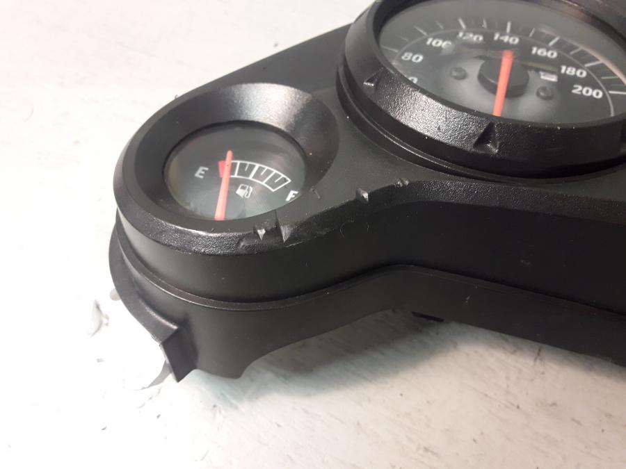 Snett uppifrån på Instrumentpanel från en Honda CBR 125 R -2008 motorcykel.