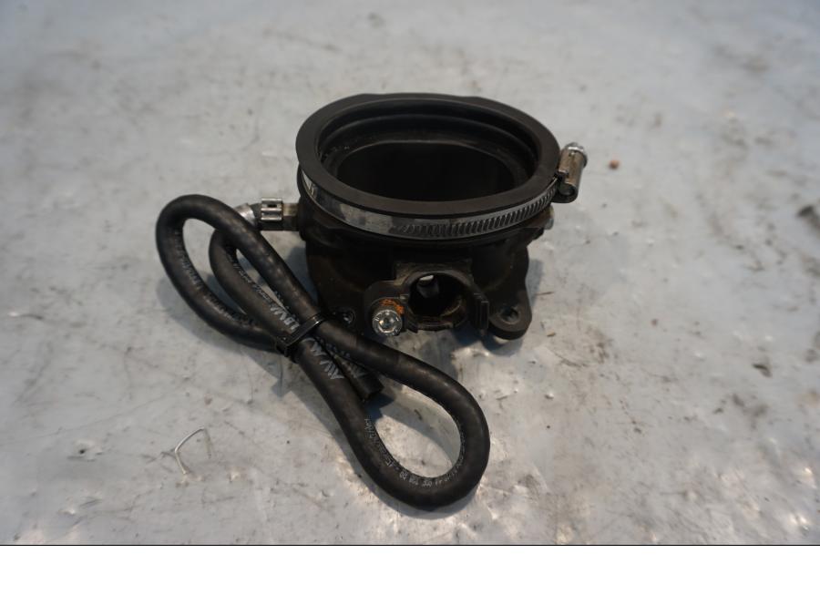 Baksidan på Insug från en Ducati Diavel -2015 motorcykel.