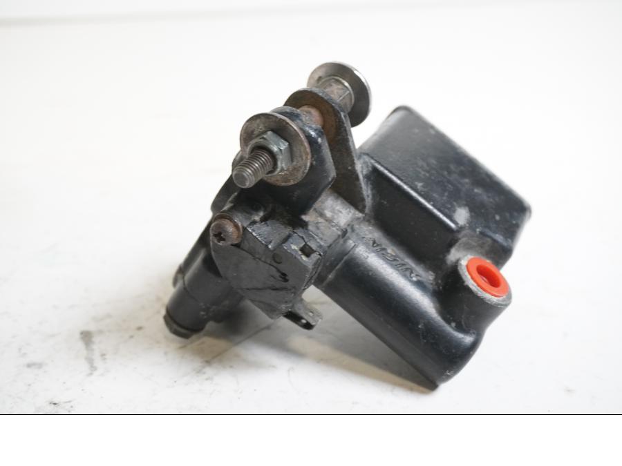 Vänster sida på Bromshuvudcylinder från en Suzuki DR 750 S -1988 motorcykel.