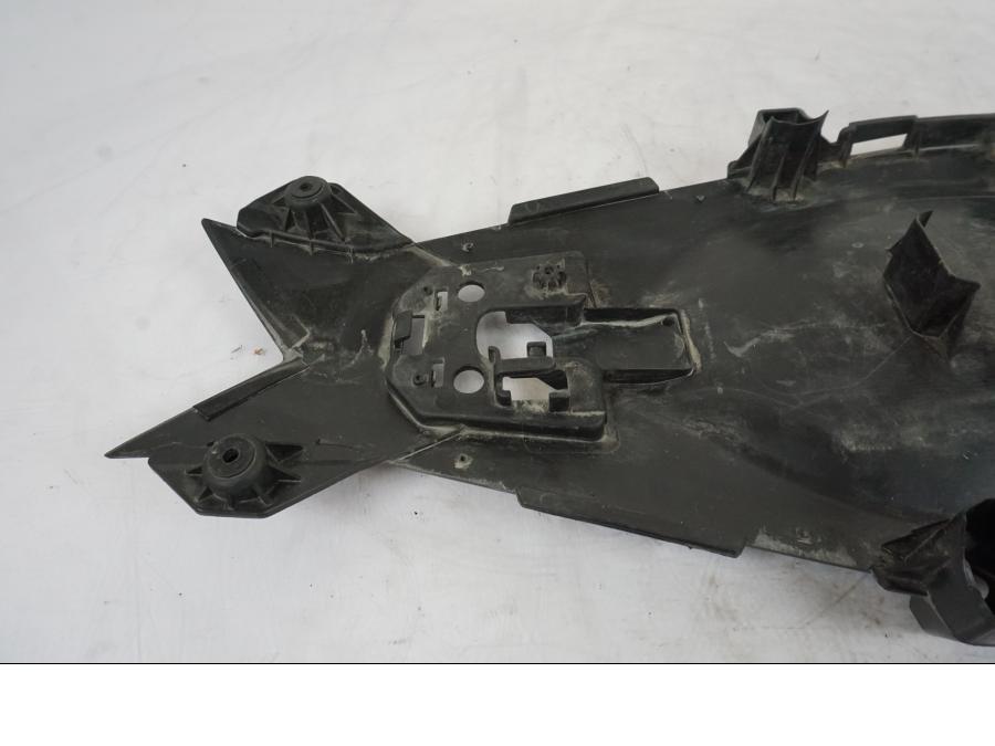 Snett nerifrån på Undertail från en Kawasaki ER-6N -2012 motorcykel.