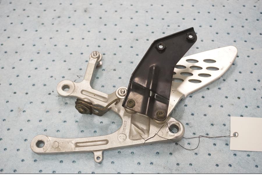 Baksidan på Fotpinnefäste från en Yamaha YZF 1000 R1 -2006 motorcykel.