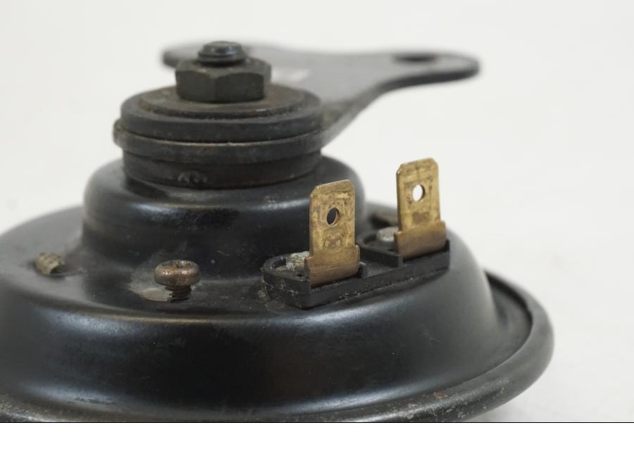 Vänster sida på Signalhorn / Tuta från en Kawasaki VN 800 -2000 motorcykel.