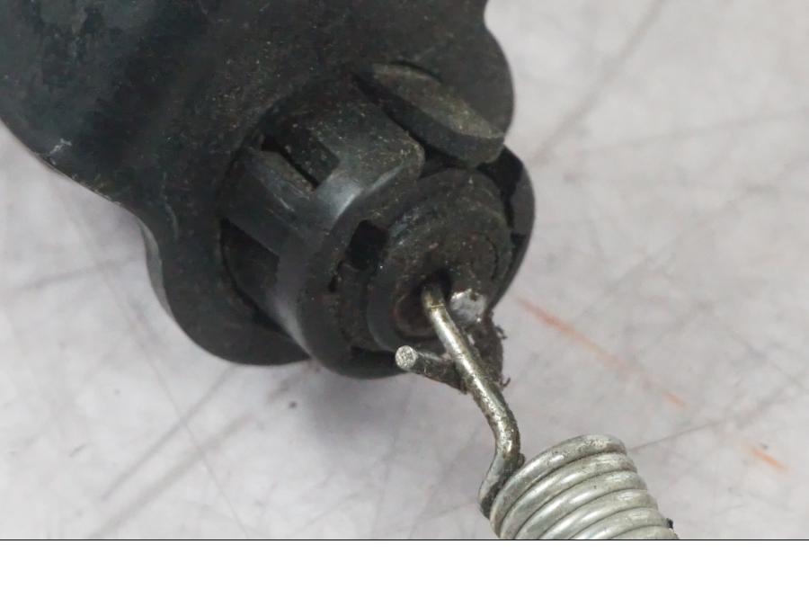 Snett nerifrån på Bromsljuskontakt från en Yamaha MT-09 -2016 motorcykel.