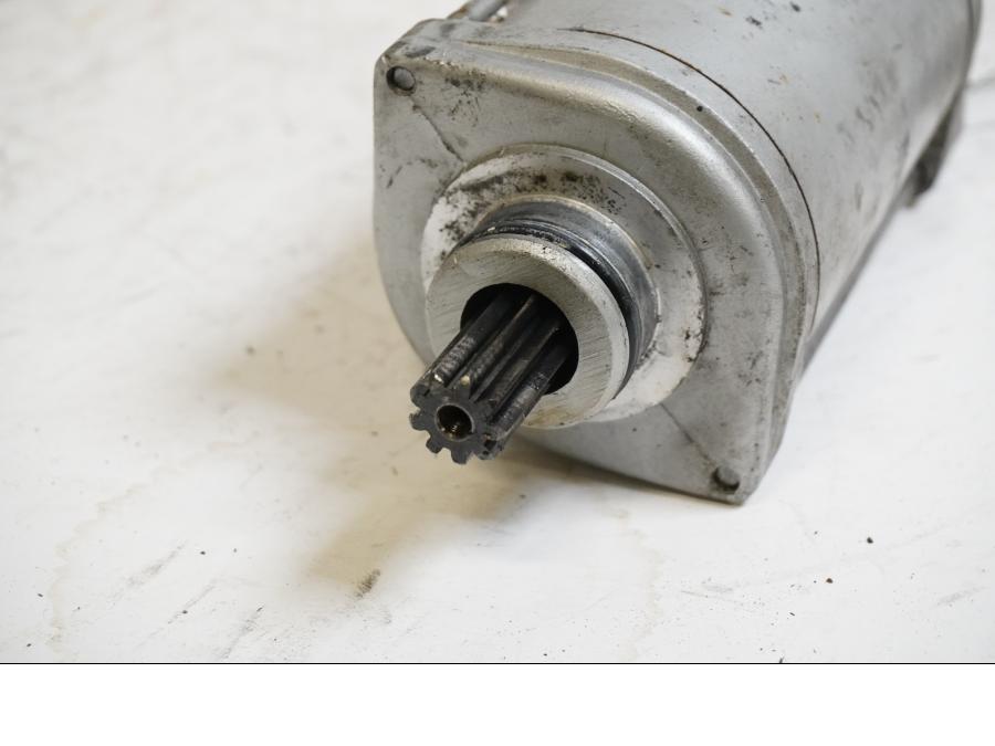 Baksidan på Startmotor från en BMW F 650 CS -2002 motorcykel.