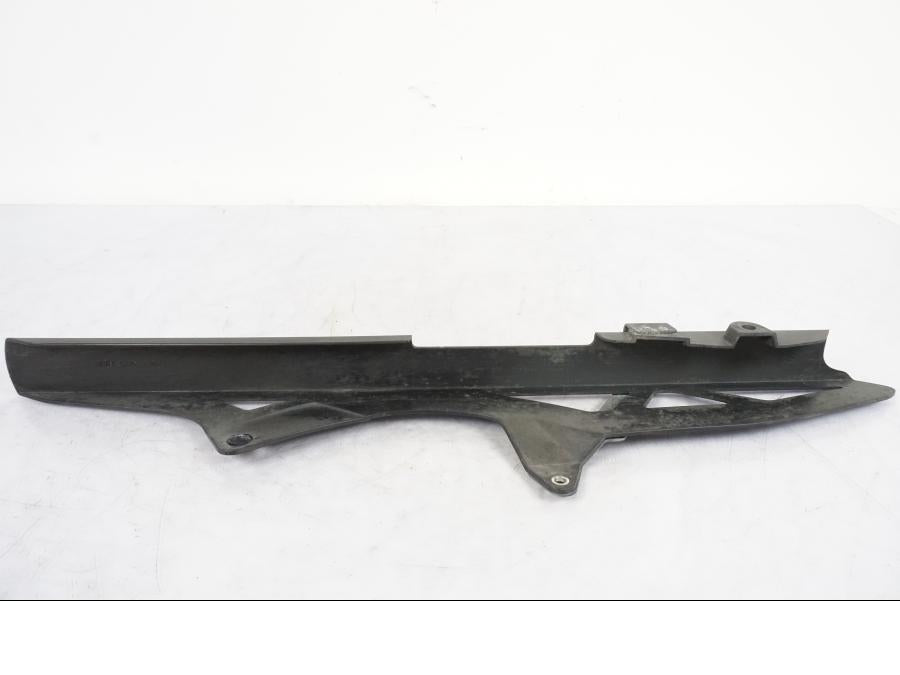 Snett nerifrån på Kedjeskydd från en Suzuki GSX-S 1000 -2017 motorcykel.