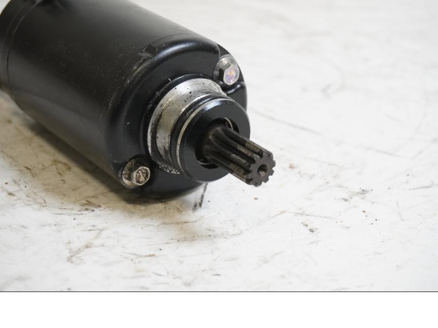 Baksidan på Startmotor från en Triumph Street Triple -2011 motorcykel.