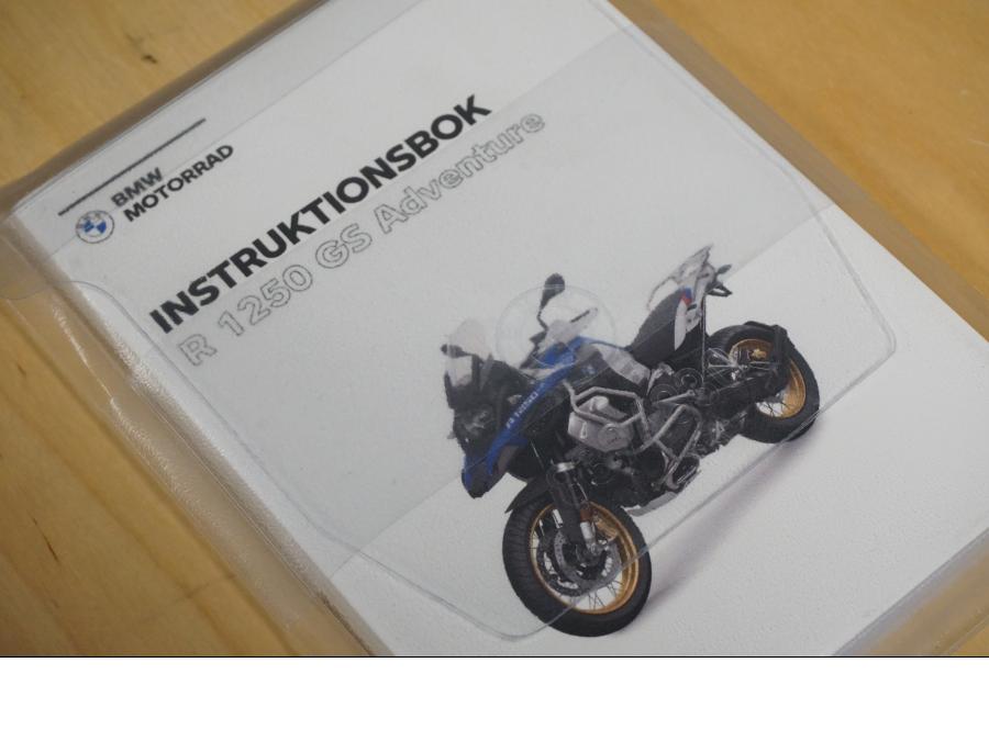 Baksidan på Instruktionsbok från en BMW R 1250 GSA -2020 motorcykel.