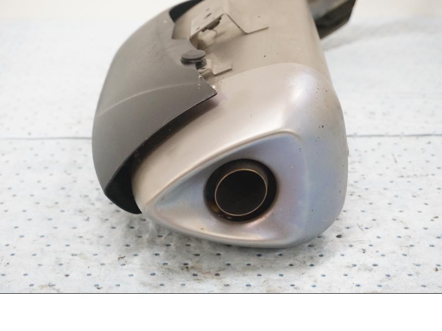 Vänster sida på Ljuddämpare från en Yamaha YZF 1000 R1 -2010 motorcykel.