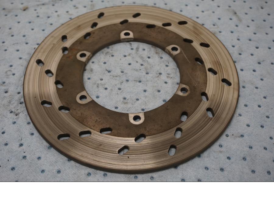 Baksidan på Bromsskiva från en Suzuki GSX 550 -1985 motorcykel.