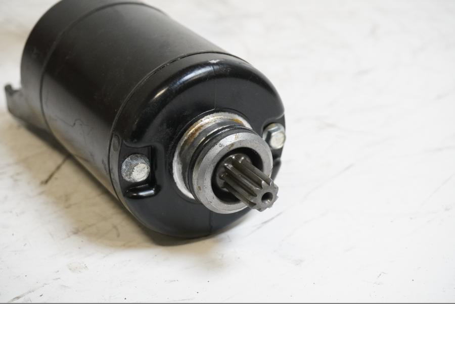 Baksidan på Startmotor från en Kawasaki Versys 650 -2007 motorcykel.