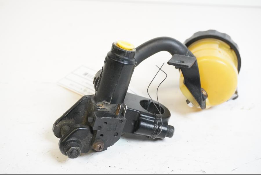 Höger sida på Bromshuvudcylinder från en Triumph TT 600 -2001 motorcykel.