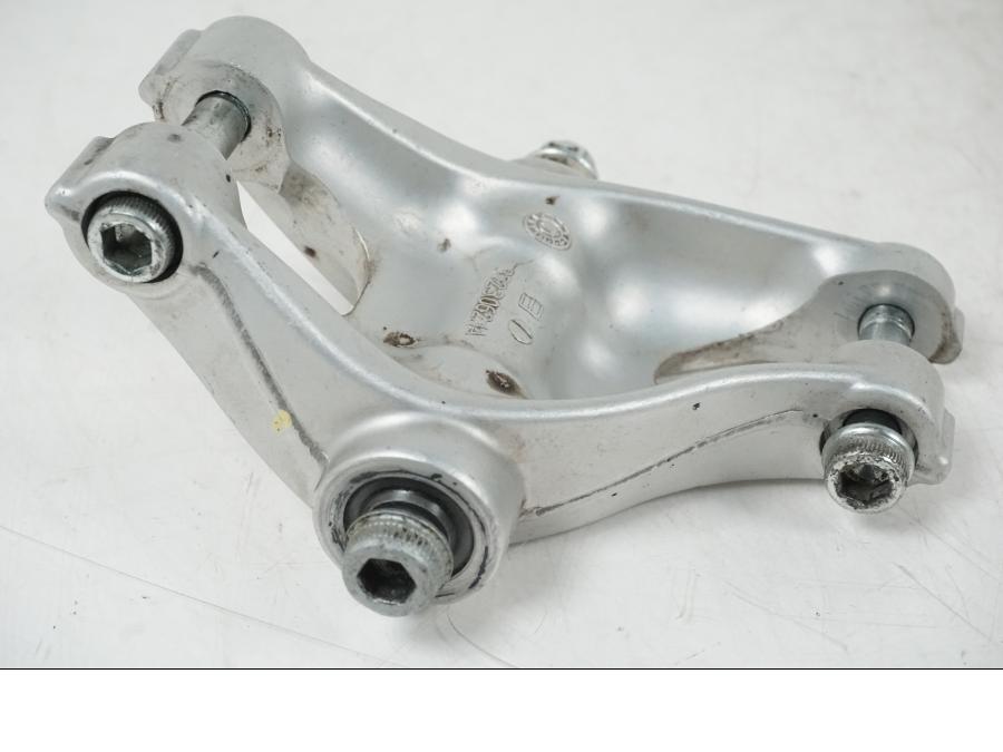 Snett nerifrån på Stötdämparlänkage från en Ducati Streetfighter S -2011 motorcykel.