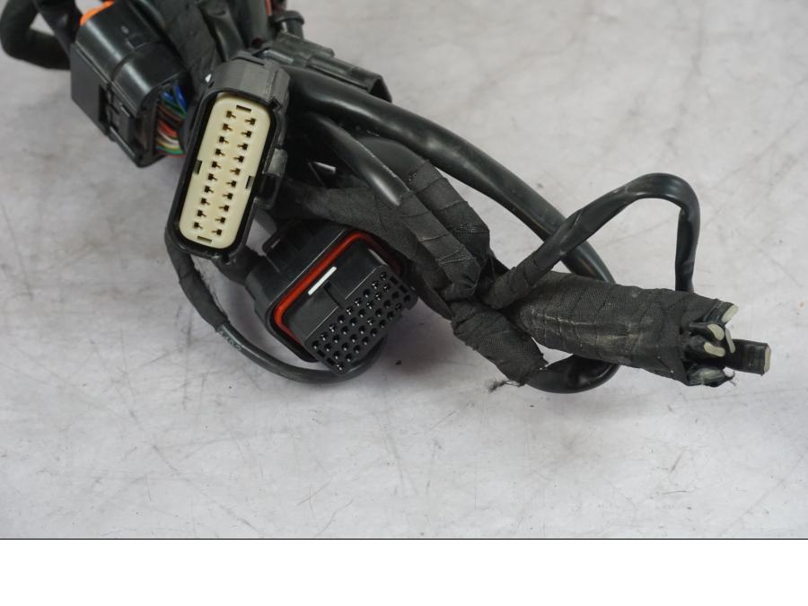 Snett nerifrån på Kablage från en KTM 1290 Super Adventure S -2022 motorcykel.