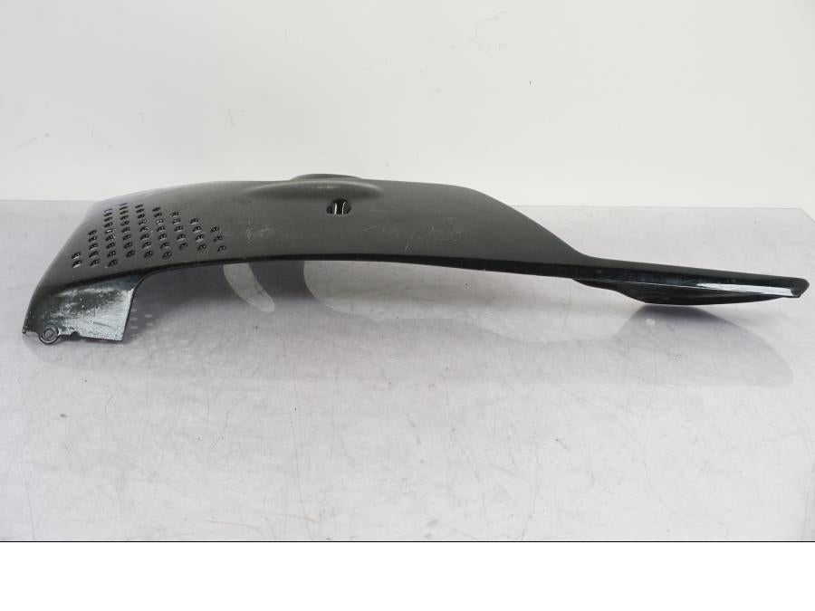 Snett nerifrån på Magkåpa från en Honda CBR 900 RR -1995 motorcykel.