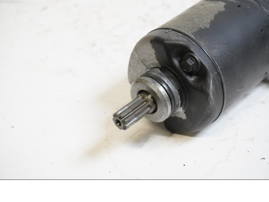 Baksidan på Startmotor från en Suzuki GSX 750 -2002 motorcykel.