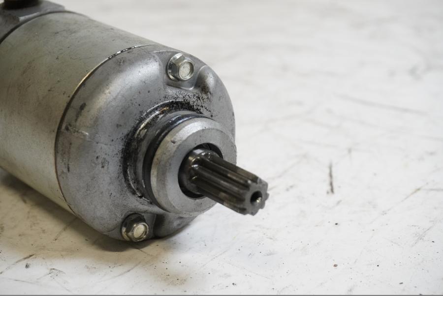 Baksidan på Startmotor från en Yamaha FZ-6 -2008 motorcykel.