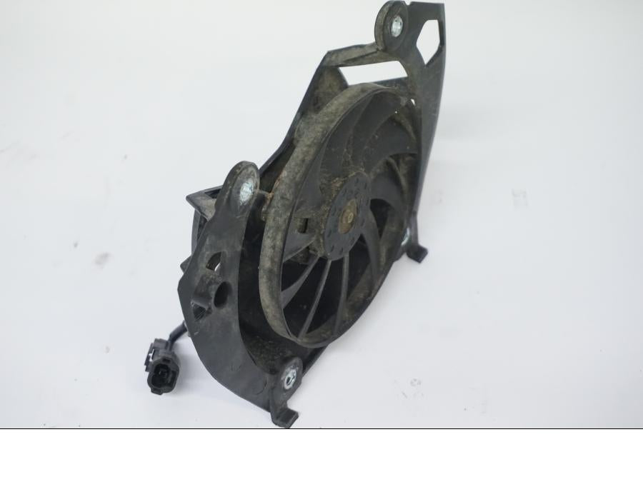 Snett nerifrån på Vattenkylfläkt från en Honda CB 500 X -2015 motorcykel.