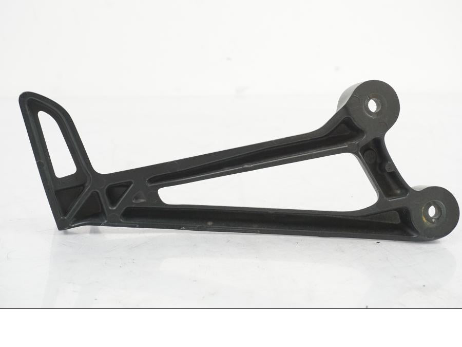 Snett nerifrån på Fotpinnefäste från en Yamaha MT-07 -2019 motorcykel.