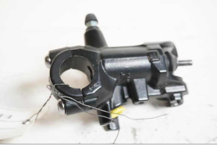 Höger sida pÄ Bromshuvudcylinder frÄn en BMW S 1000 RR -2013 motorcykel.