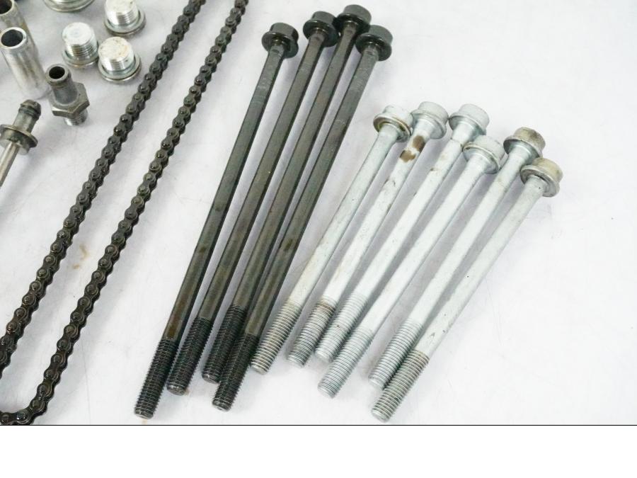 Vänster sida på Skruv / Mutter etc från en BMW K 1200 S -2005 motorcykel.