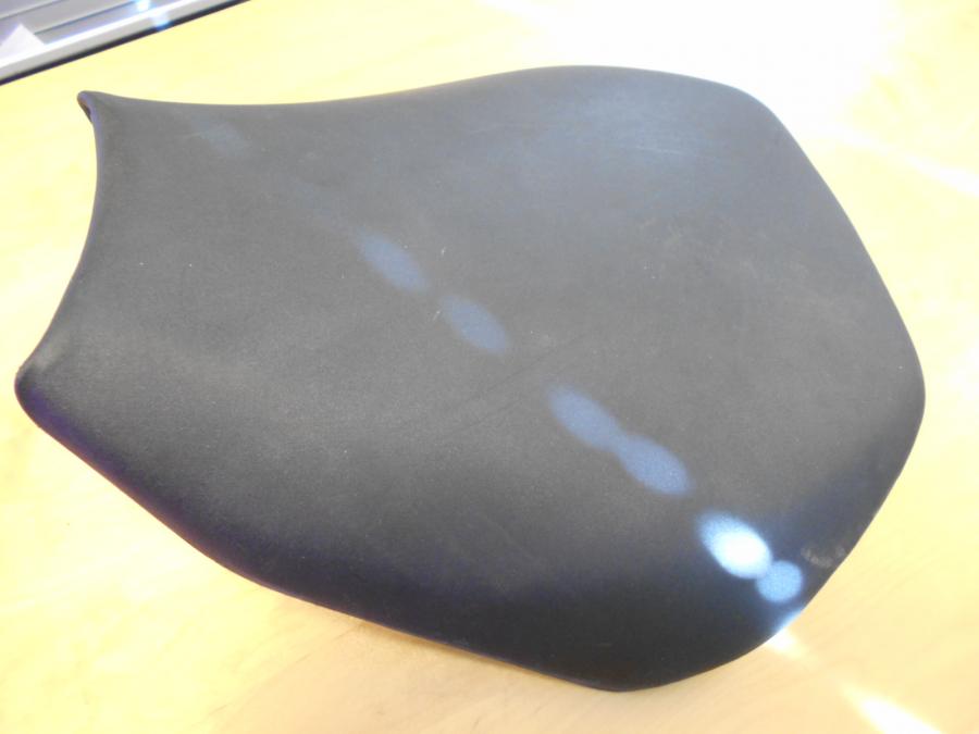 Baksidan på Sadel från en Kawasaki ZX-10R -2004 motorcykel.