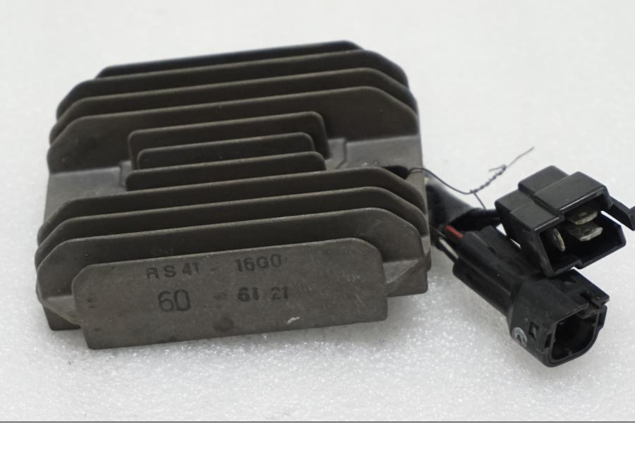 Framsidan på Likriktare från en Suzuki SV 1000 -2007 motorcykel.