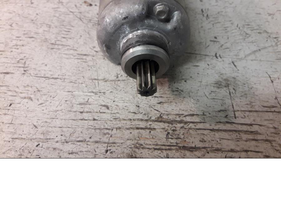 Baksidan på Startmotor från en Honda CBR 1000 RR -2004 motorcykel.