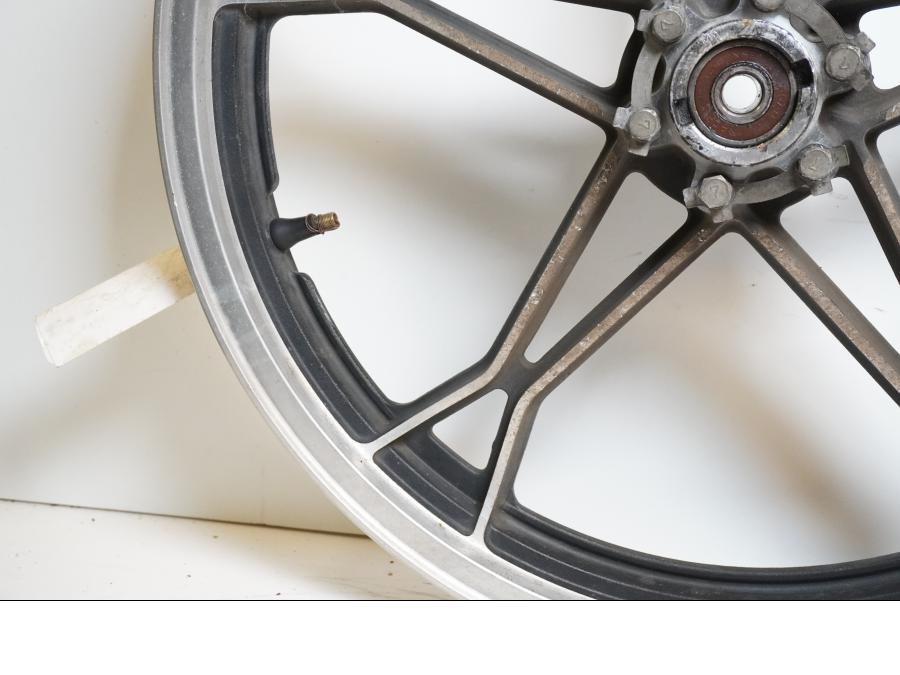 Extrabild6 på Fälg från en Suzuki GS 850 G -1982 motorcykel.