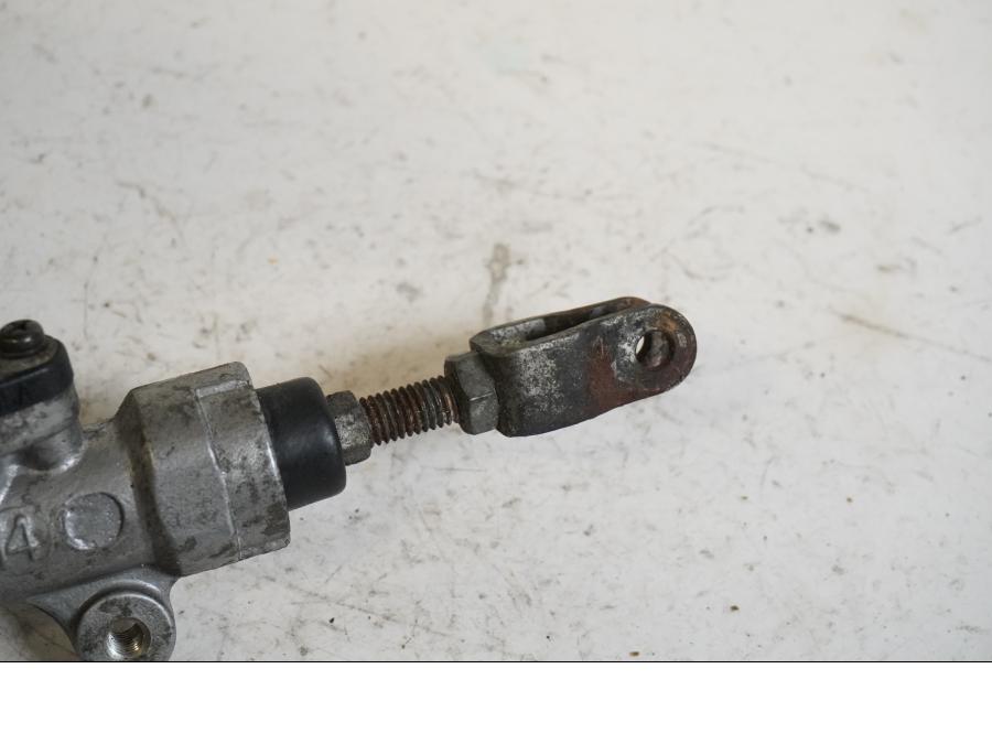 Snett uppifrÄn pÄ Bromshuvudcylinder frÄn en Suzuki GSX-R 1000 -2003 motorcykel.