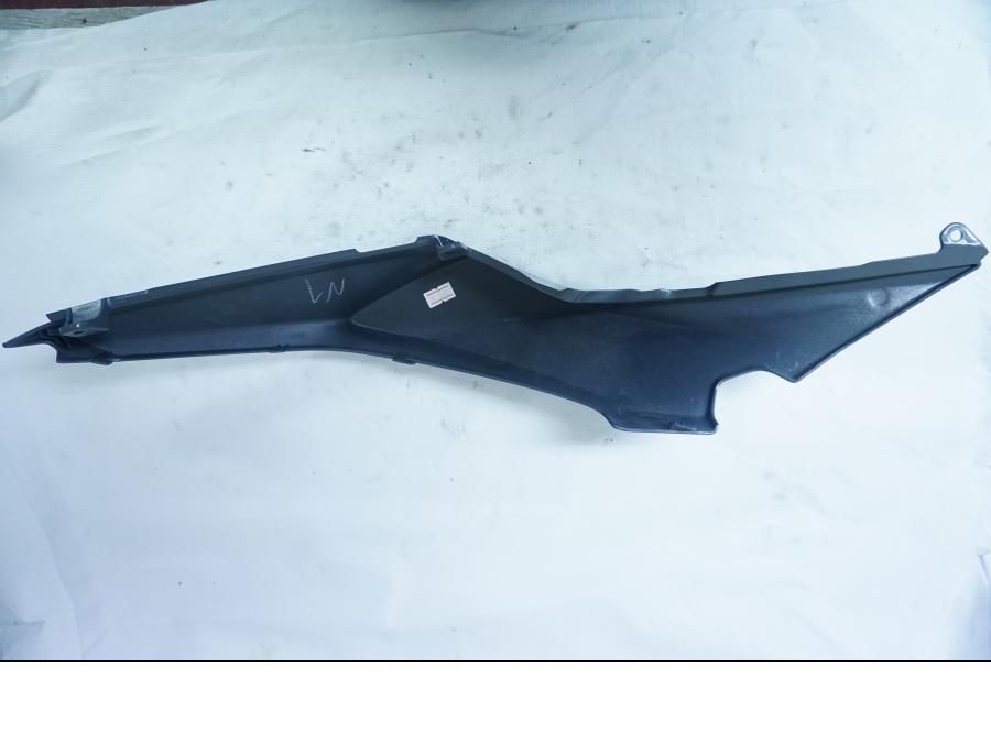 Baksidan på Bakvinge från en Kawasaki Ninja 650 -2018 motorcykel.