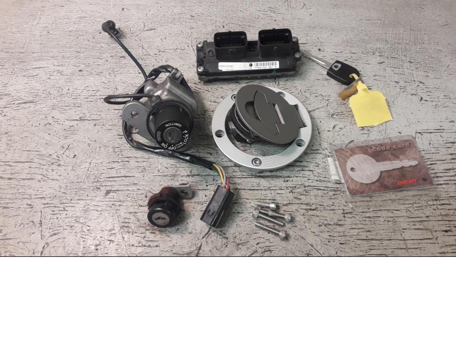 Framsidan pÄ LÄssats frÄn en Ducati 848 -2010 motorcykel.