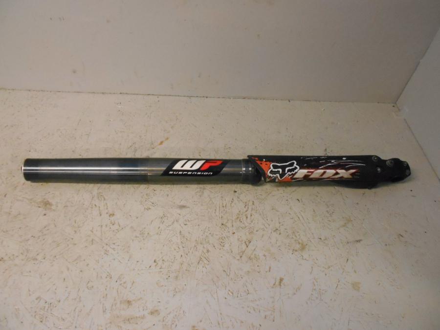 Vänster sida på Gaffelben från en KTM 690 SMCR -2013 motorcykel.