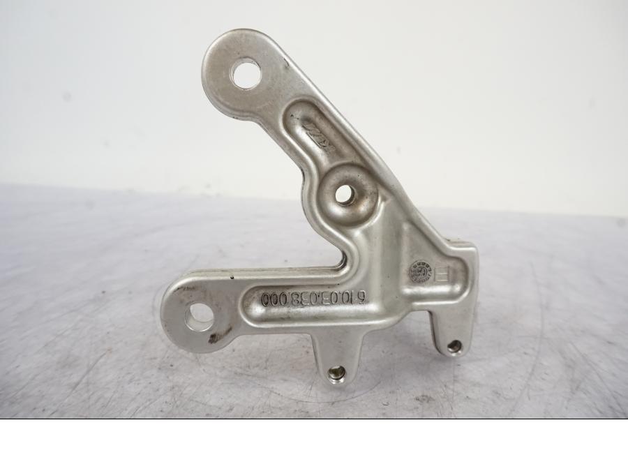 Snett uppifrån på Fotpinnefäste från en KTM 990 Super Duke -2006 motorcykel.