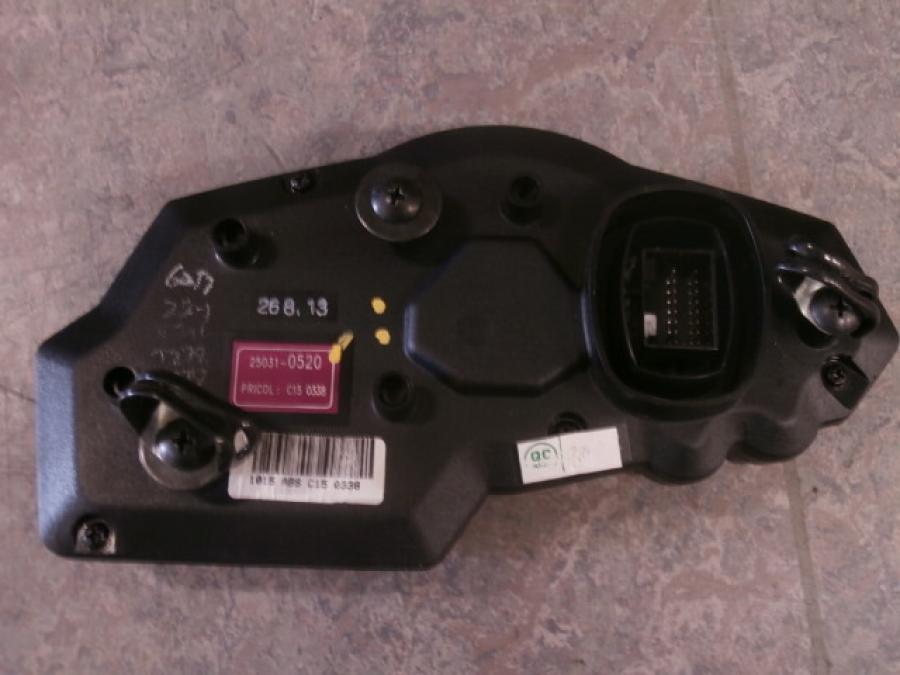 Baksidan på Instrumentpanel från en Kawasaki Ninja 300 -2014 motorcykel.