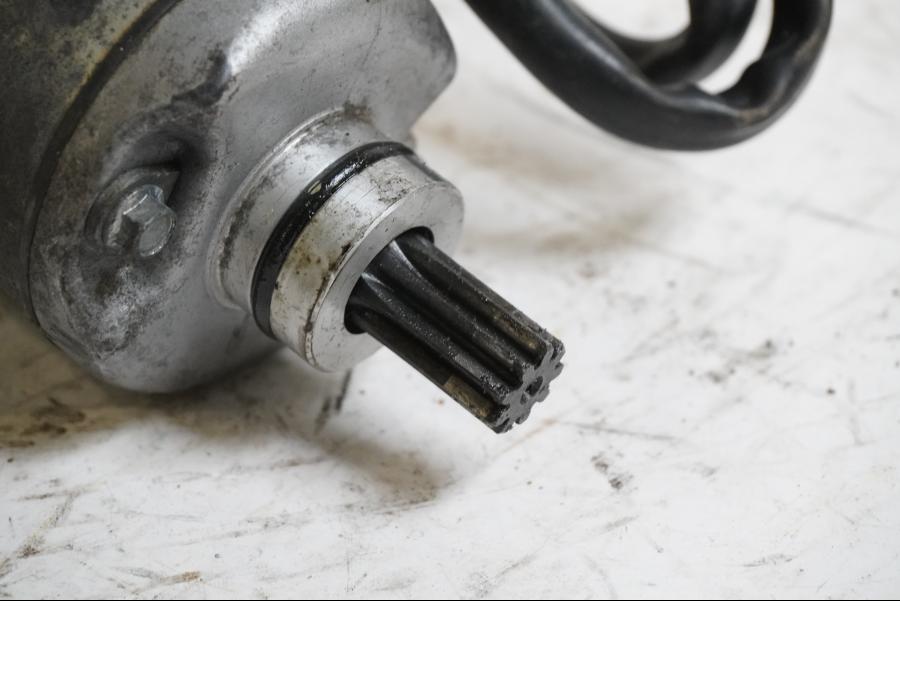 Baksidan på Startmotor från en Yamaha YZF 750 R -1993 motorcykel.