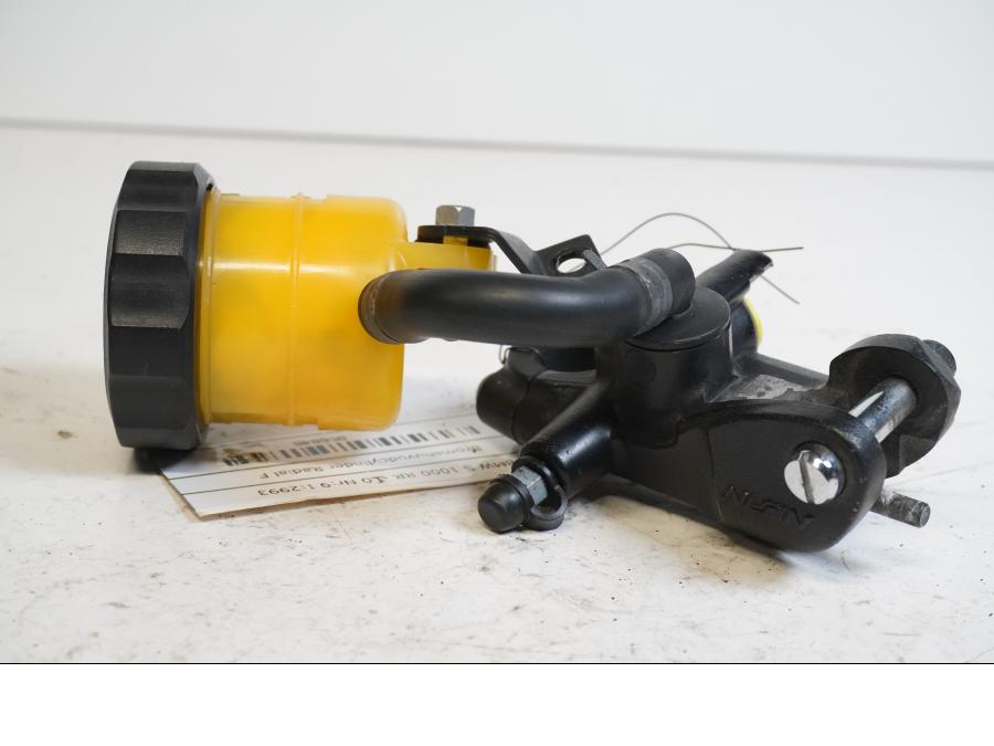 Baksidan på Bromshuvudcylinder från en BMW S 1000 RR -2010 motorcykel.