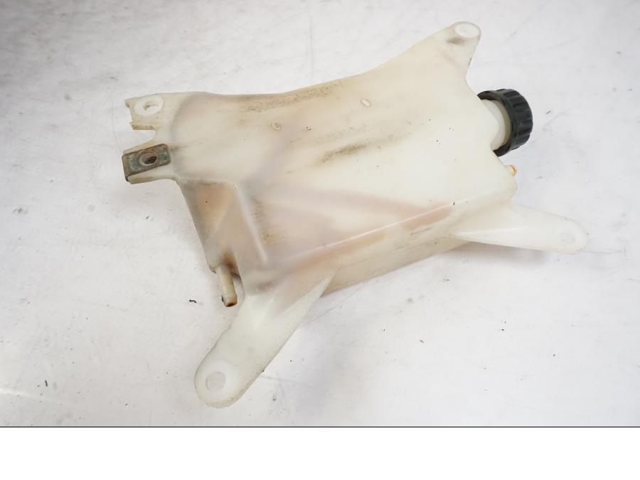 Snett nerifrån på Vattenexpansionskärl från en Kawasaki KL 650A -1987 motorcykel.