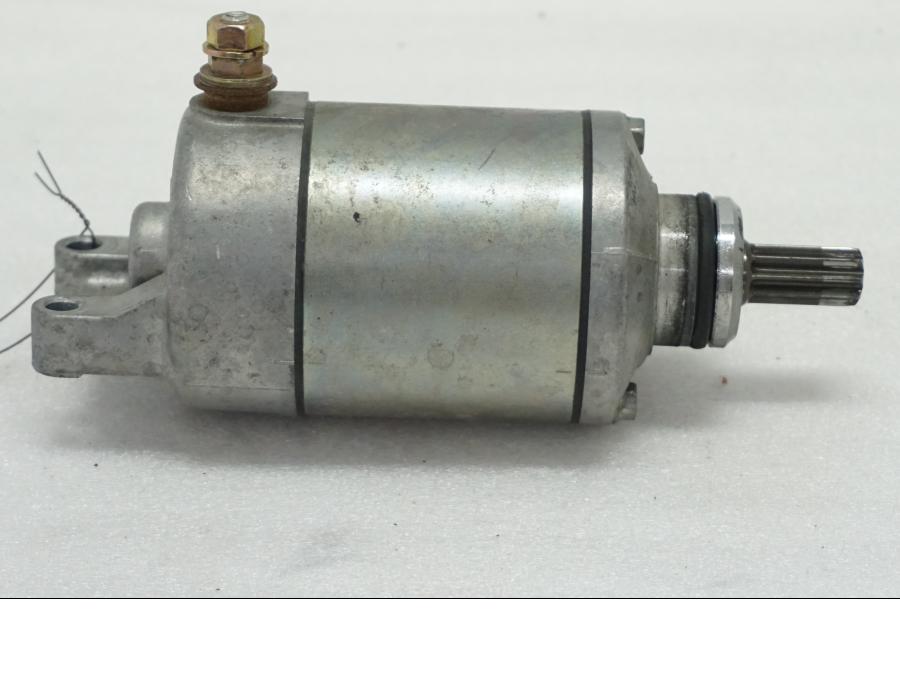 Framsidan på Startmotor från en Suzuki GSX-R 600 -2004 motorcykel.