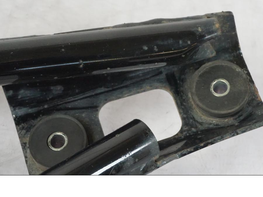 Snett nerifrån på Ljuddämparfäste från en Suzuki VL 800 -2002 motorcykel.