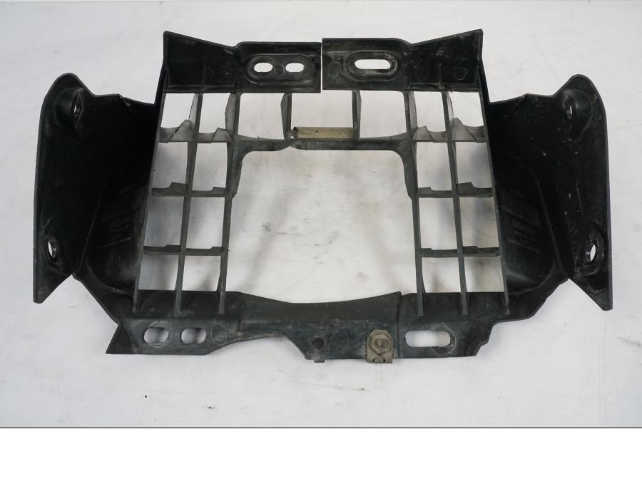 Snett nerifrån på Kylarvinge från en KTM 125 Duke -2017 motorcykel.