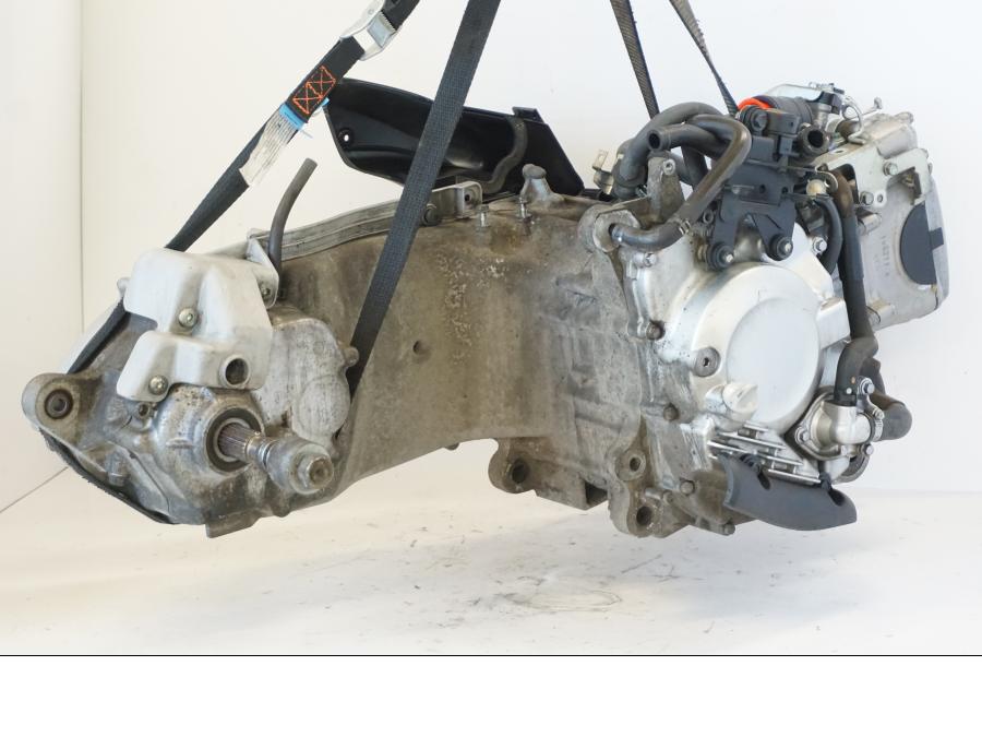 Vänster sida på Motor från en Honda SH 300 A -2011 scooter.