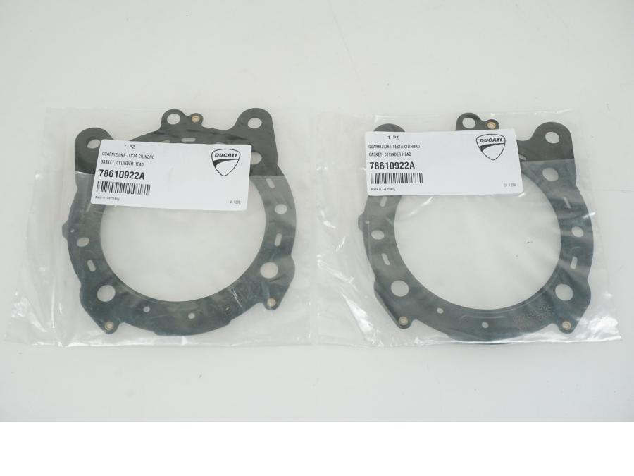 Framsidan pÄ Cylinderpackning frÄn en Ducati Surerbike 1098 -2008 motorcykel.
