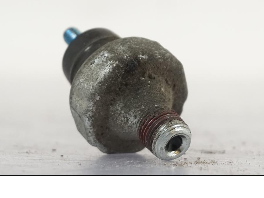 Baksidan på Oljetryckgivare från en H-D Sportster 883 XL -2007 motorcykel.