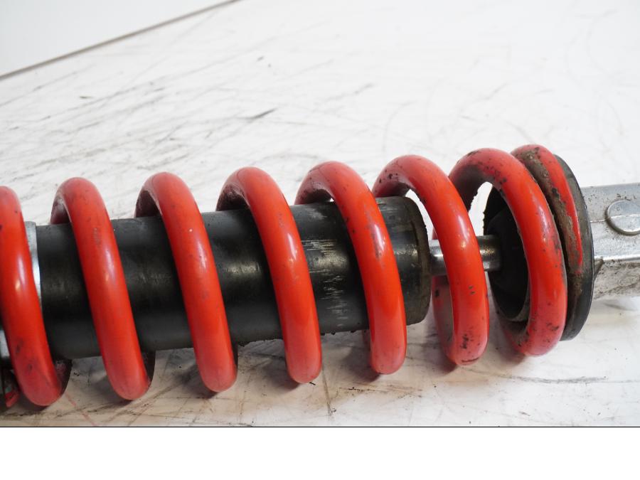 Snett nerifrån på Stötdämpare från en Triumph Sprint ST -2007 motorcykel.