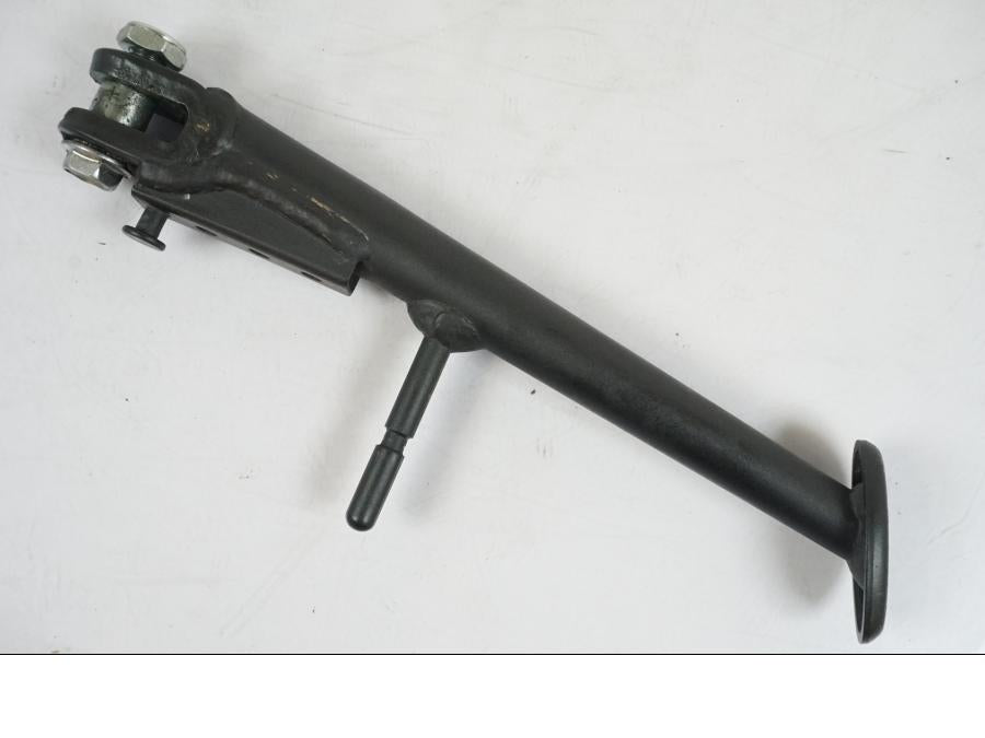 Snett nerifrån på Sidostöd från en Kawasaki Z 900 -2021 motorcykel.