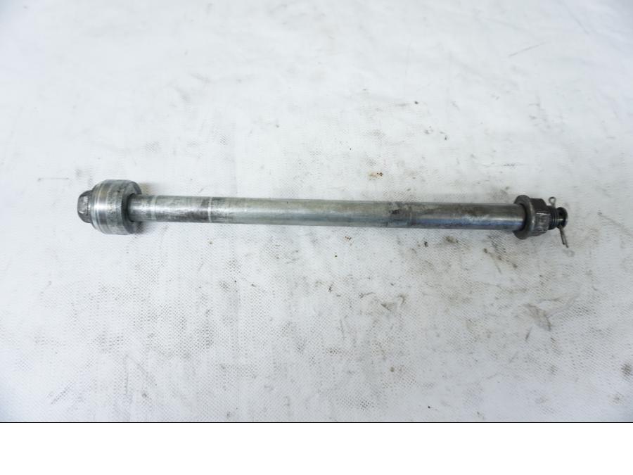 Framsidan på Axel från en Kawasaki VN 800 -1996 motorcykel.